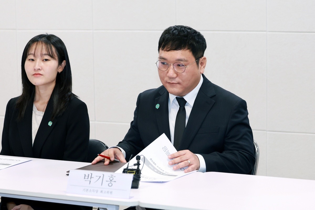 용혜인 성평등가족부 장관 후보자의 남편 박기홍 기본소득당 최고위원이 7일 서울 여의도 기본소득당사에서 열린 최고위원회의에 참석하고 있다.  / 뉴스1