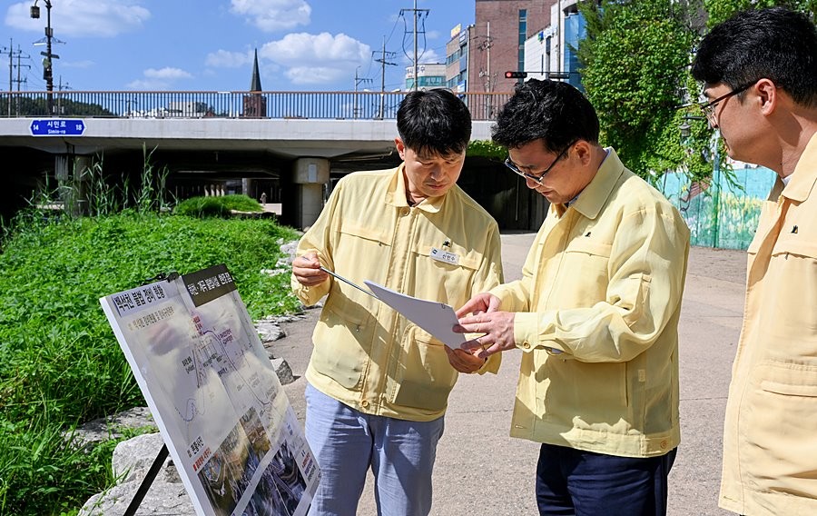 김원기 의정부시장이 지난 9월 3일 백석천 일원 하천 불법점용 구간을 방문해 정비 추진 상황을 점검하고 있다