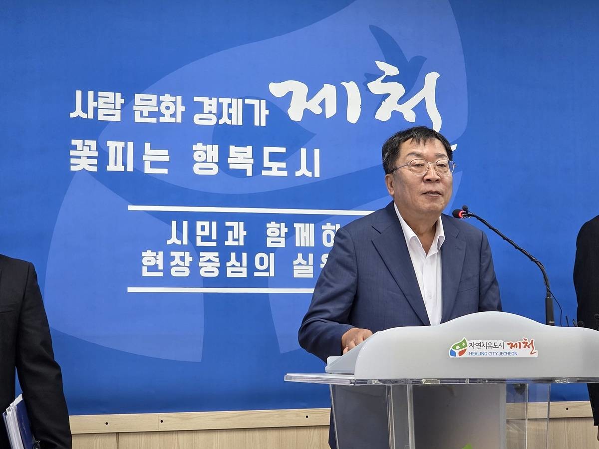 기자회견하는 이상천 제천시장 / 연합뉴스