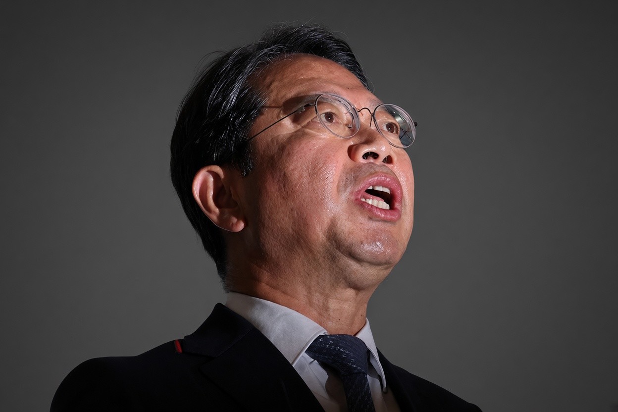 김승원 법무부 장관 후보자가 7일 오전 서울 종로구 적선현대빌딩에 마련된 인사청문회 준비사무실로 출근하며 신약 승인 청탁 의혹 등과 관련해 입장을 밝히고 있다. / 뉴스1