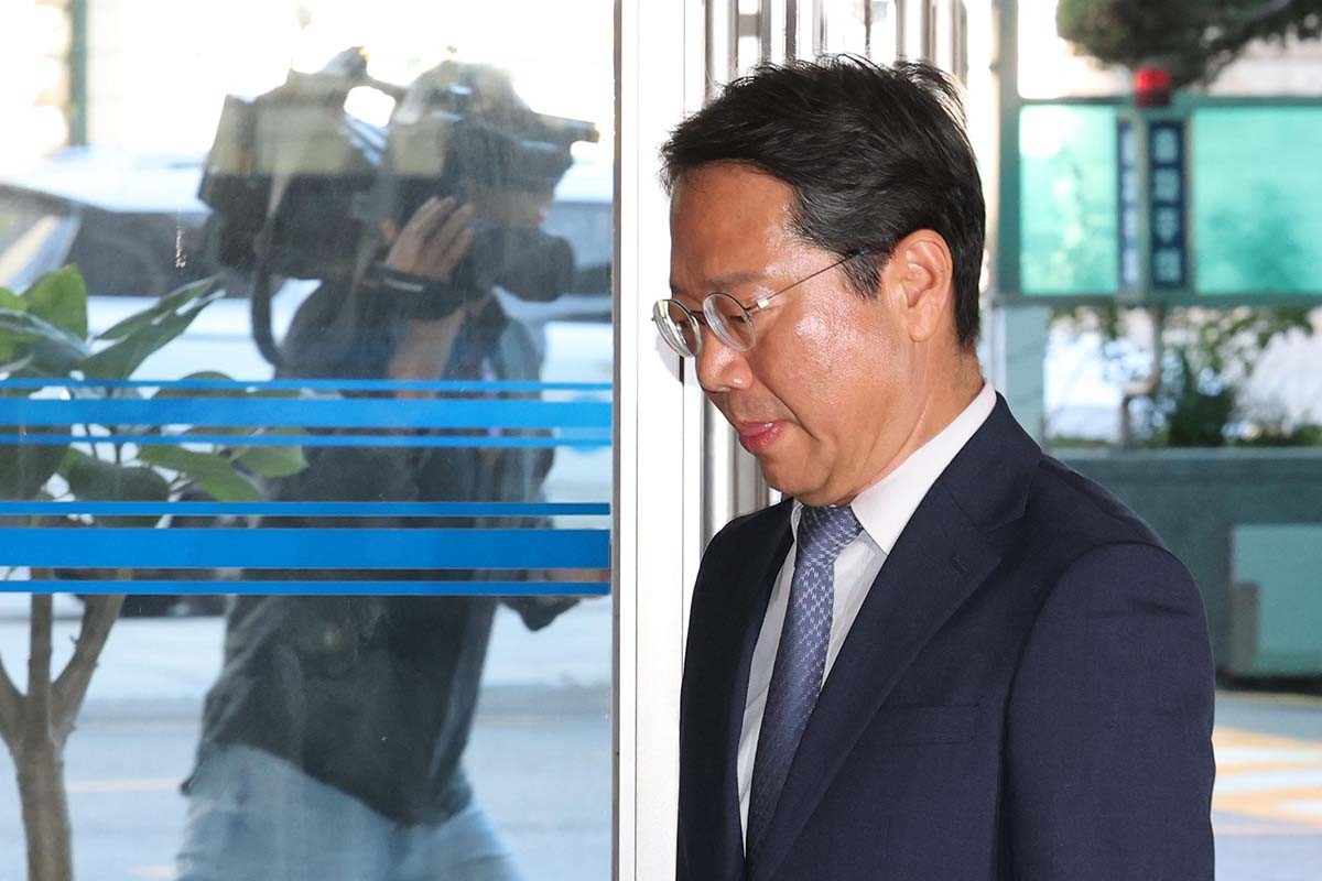 김승원 법무부 장관 후보자가 7일 오전 서울 종로구 적선현대빌딩에 마련된 인사청문회 준비사무실로 출근하며 신약 승인 청탁 의혹 등과 관련해 입장을 밝히고 있다. / 뉴스1