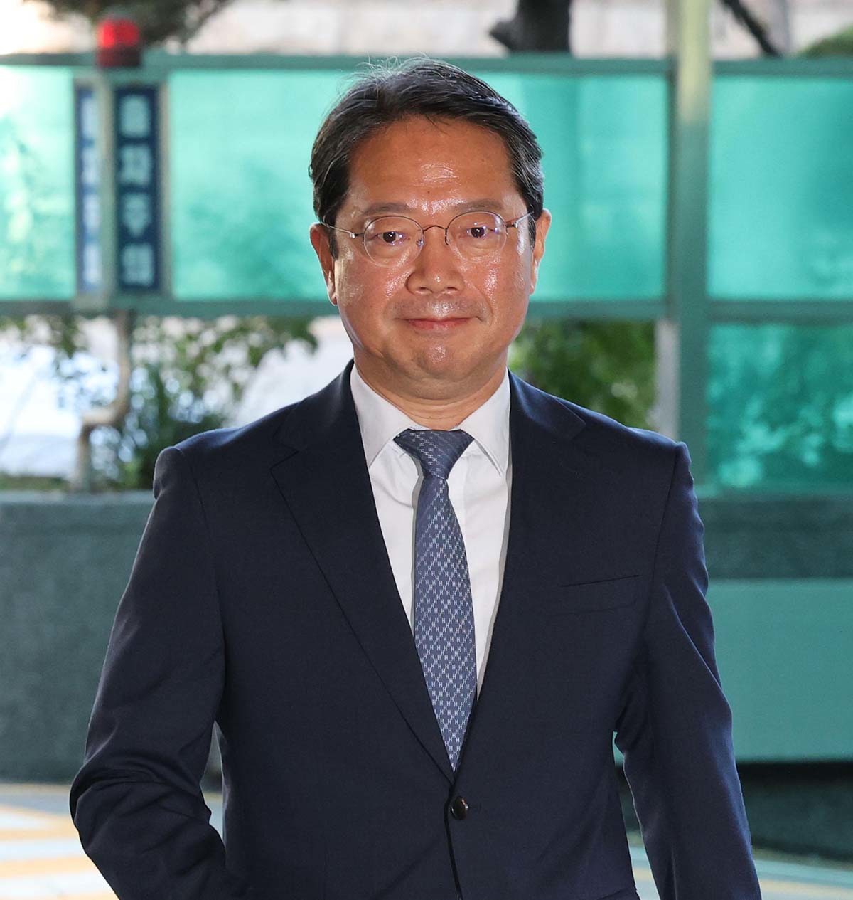 김승원 법무부 장관 후보자가 7일 오전 서울 종로구 적선현대빌딩에 마련된 인사청문회 준비사무실로 출근하며 신약 승인 청탁 의혹 등과 관련해 입장을 밝히고 있다. / 뉴스1