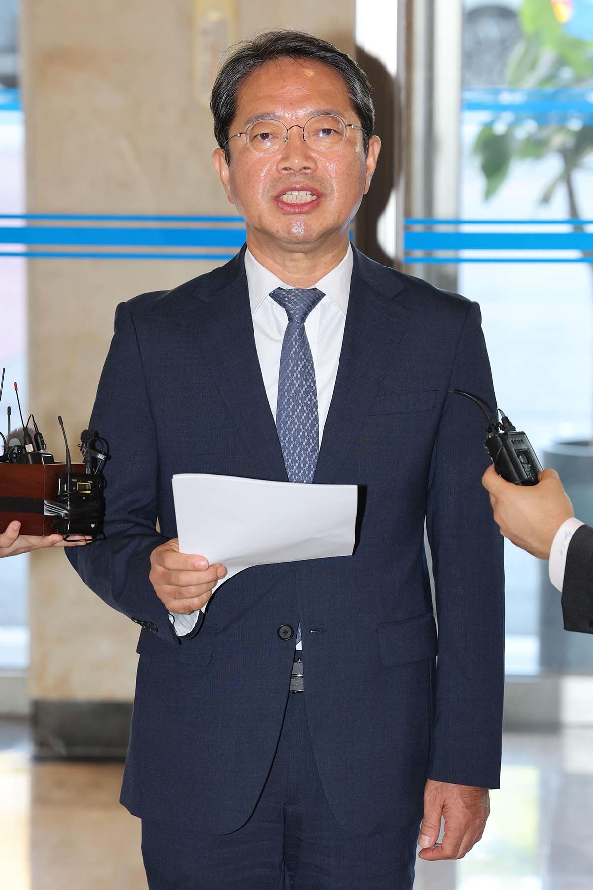 김승원 법무부 장관 후보자가 7일 오전 서울 종로구 적선현대빌딩에 마련된 인사청문회 준비사무실로 출근하며 신약 승인 청탁 의혹 등과 관련해 입장을 밝히고 있다. / 뉴스1