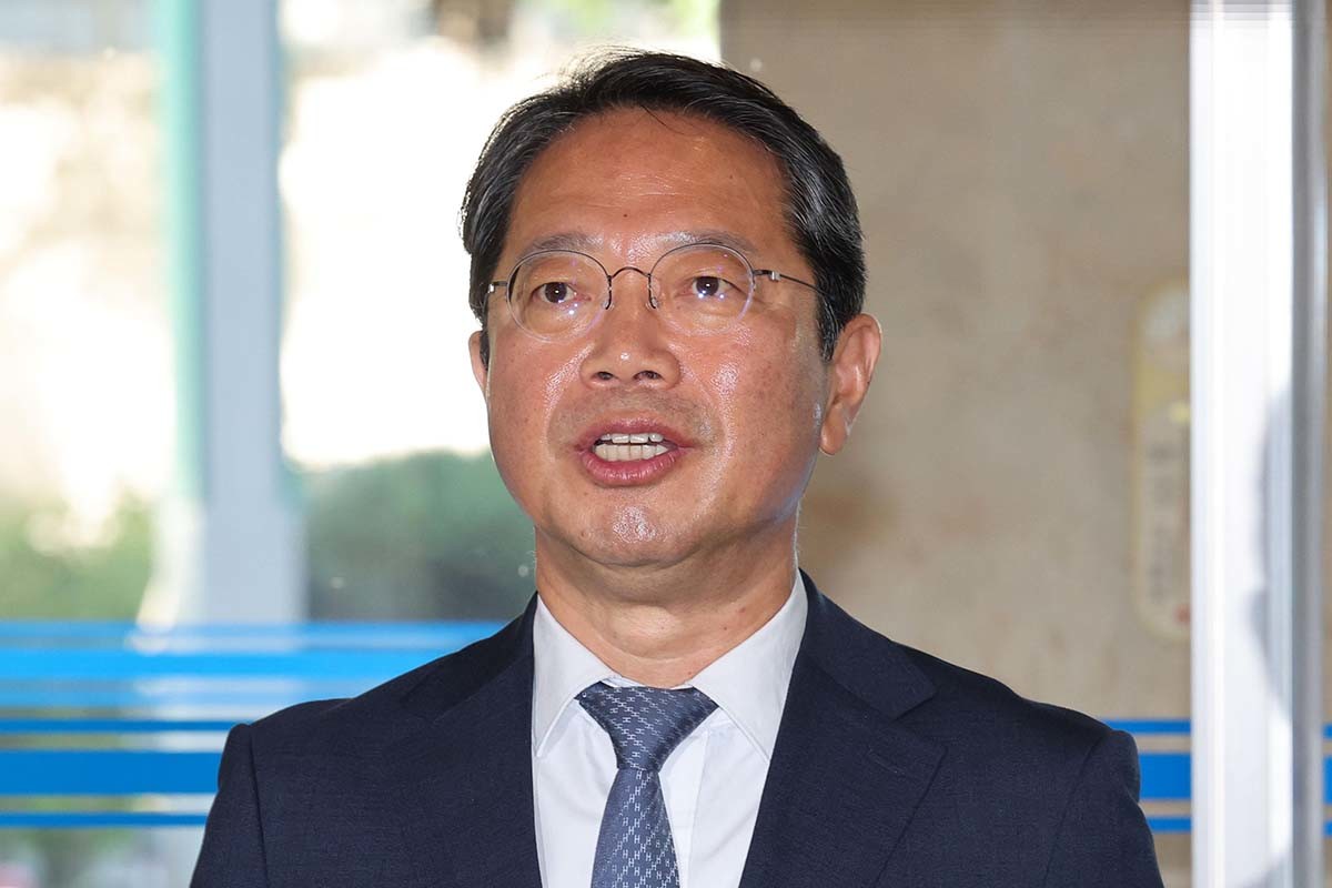 김승원 법무부 장관 후보자가 7일 오전 서울 종로구 적선현대빌딩에 마련된 인사청문회 준비사무실로 출근하며 신약 승인 청탁 의혹 등과 관련해 입장을 밝히고 있다./ 뉴스1