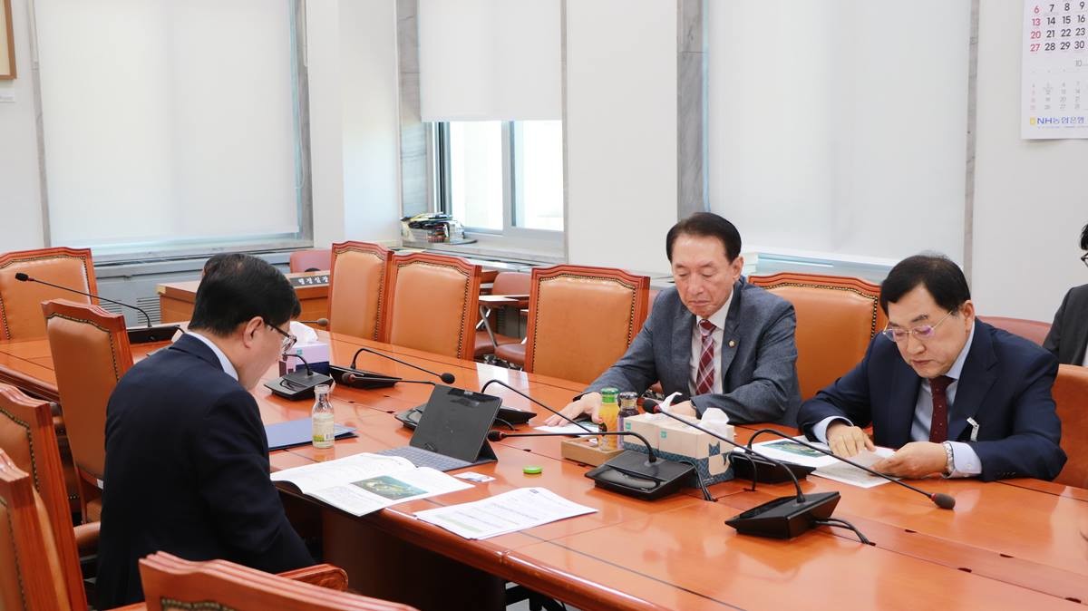 주낙영 경주시장은 7일 김석기 국회의원과 함께 김성환 기후에너지환경부 장관을 만나 원자력산업 활성화와 방폐장 유치지역지원사업의 원활한 추진, 안정적인 용수공급을 위한 지역 핵심 현안을 설명하고 정부 차원의 적극적인 지원을 건의했다./경주시