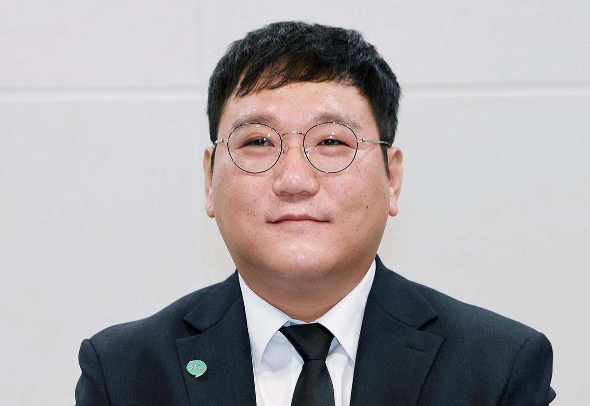 용혜인 성평등가족부 장관 후보자의 남편 박기홍 기본소득당 최고위원이 7일 서울 여의도 기본소득당사에서 열린 최고위원회의에 참석하고 있다. / 뉴스1