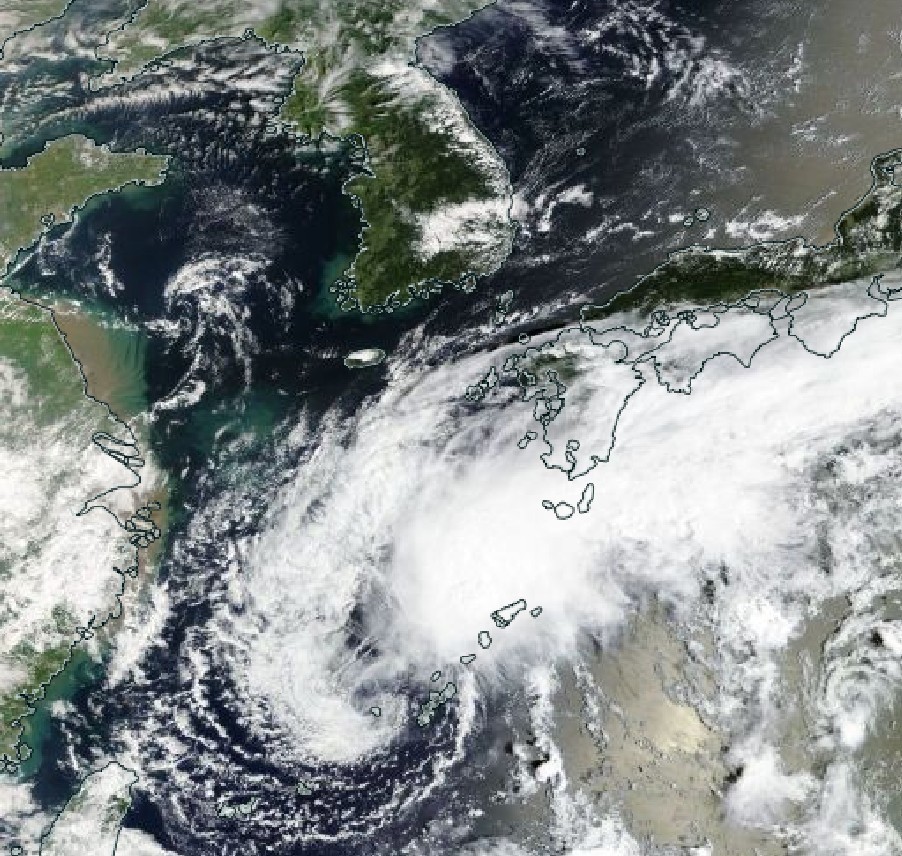 일본과 한반도 주변을 지나는 제24호 태풍 '크로반' 위성 사진 / NASA