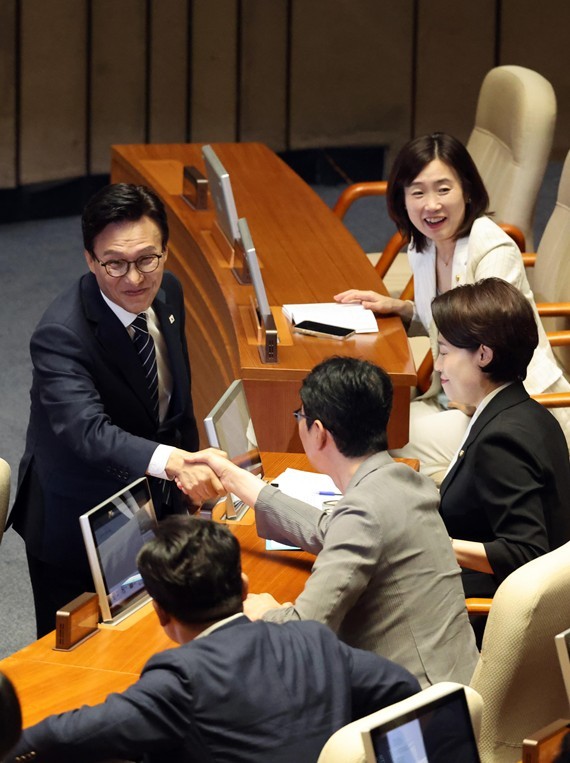 의원들과 악수하는 김민석 더불어민주당 당대표 / 뉴스1
