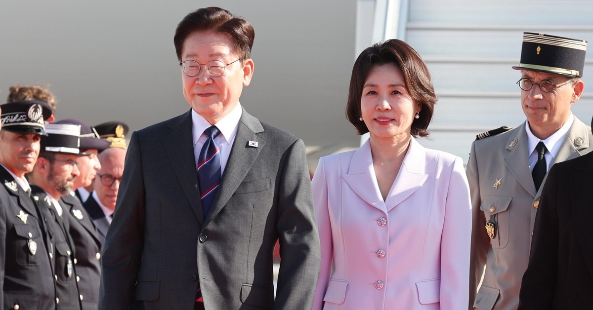 프랑스를 국빈 방문 중인 이재명 대통령과 김혜경 여사가 6일(현지 시각) 프랑스 니스 코트다쥐르 공항에 도착한 공군 1호기에서 내려 이동하고 있다. / 뉴스1