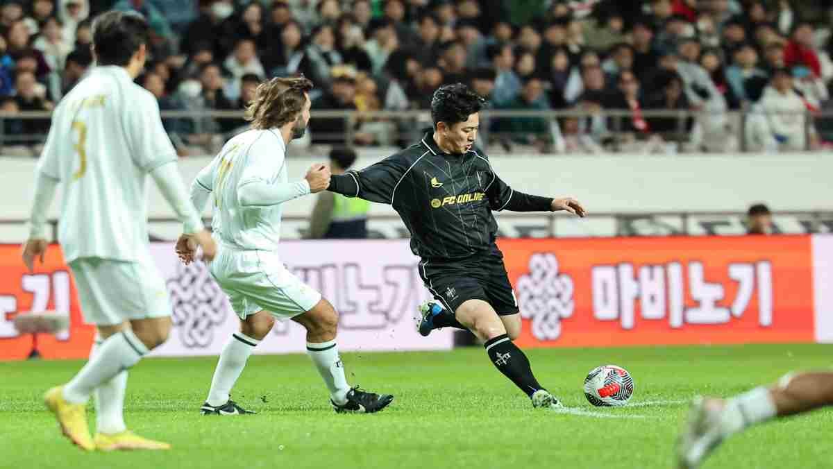 2024년 서울 마포구 서울월드컵경기장에서 열린 '2024 넥슨 아이콘매치' FC 스피어와 실드 유나이티드의 경기, FC 스피어 안정환이 공격을 시도하고 있다. / 뉴스1