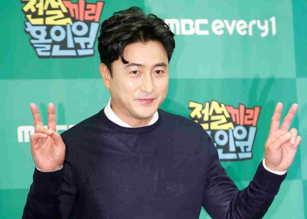 안정환 전 축구 국가대표가 2022년 서울 마포구 상암동 스탠포드호텔 서울에서 열린 MBC에브리원∙MBC스포츠플러스 ‘전설끼리 홀인원’ 제작발표회에서 포즈를 취하고 있다. / 뉴스1