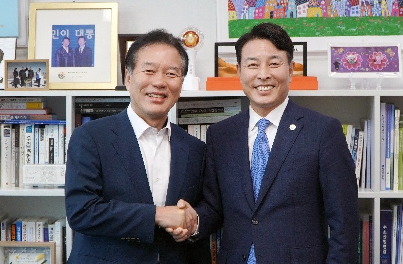 전문학 대전 서구청장(오른쪽)이 7일 국회를 방문해 정태호 국회 예산결산특별위원회 간사를 만나 2027년도 정부예산 반영과 지역 현안 사업에 대한 국비 지원을 요청한 뒤 기념촬영을 하고 있다. /사진=대전 서구