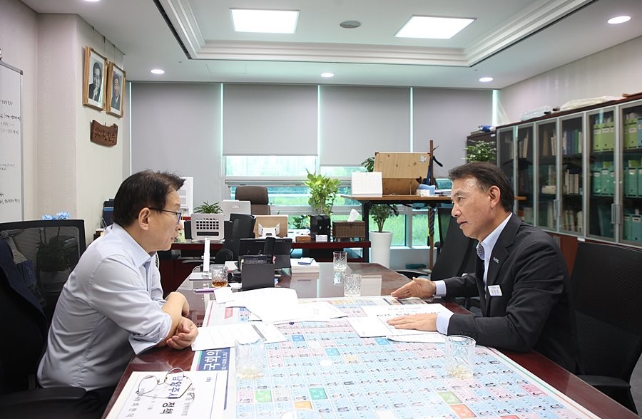 최현덕 시장(오른쪽)이 권칠승 정책위의장(왼쪽)과 만나 남양주시 지역 현안에 대해 논의하고 있다