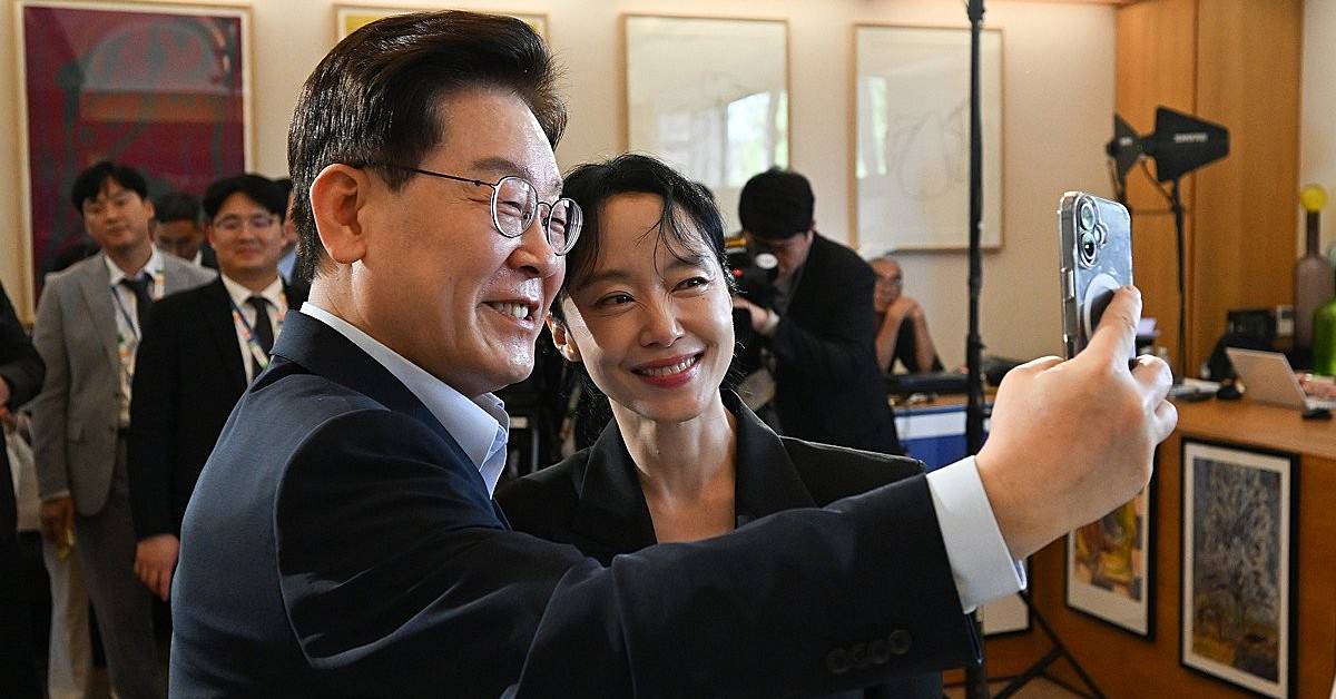 “아내가 찍어오라고 했다”…이 대통령, 프랑스서 ‘한국 톱 여배우’와 셀카