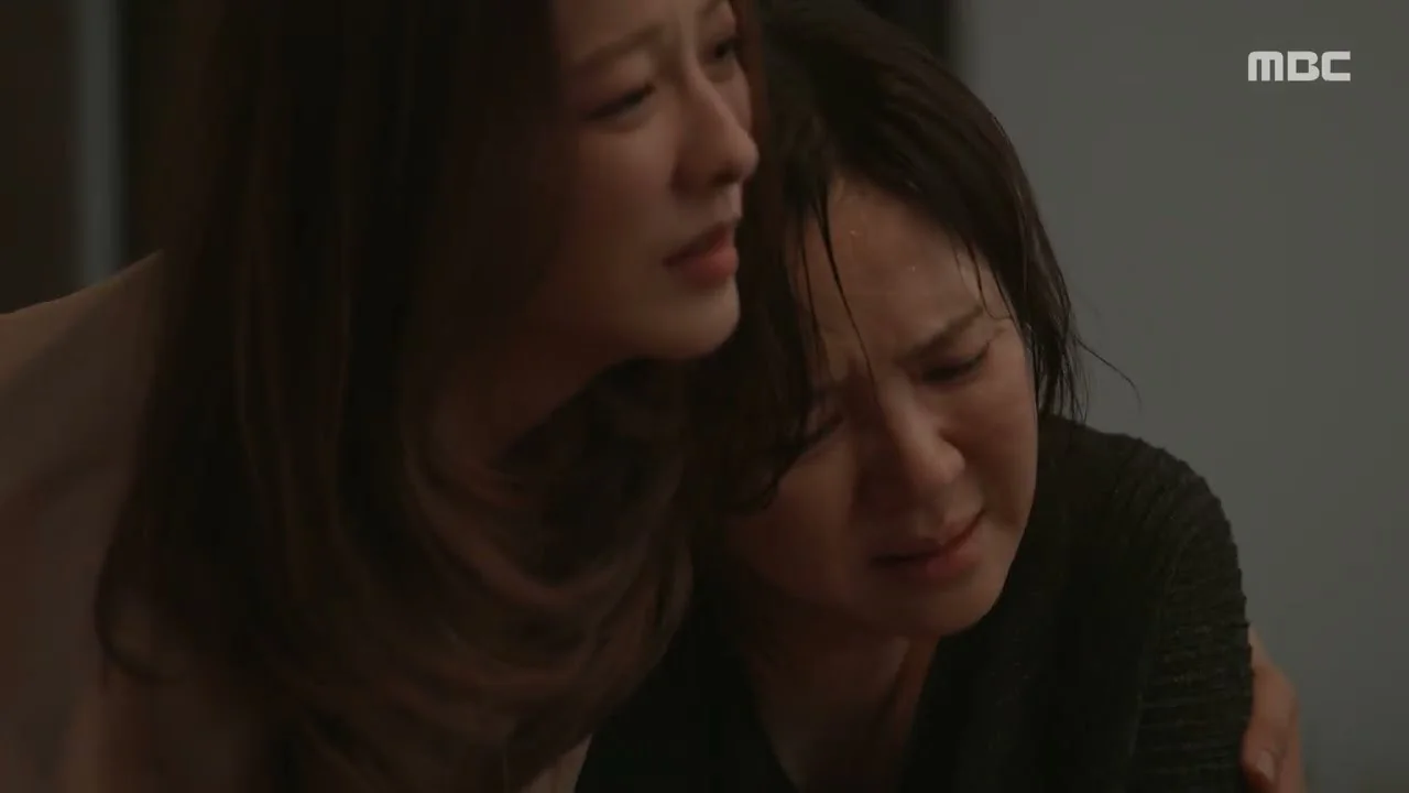 쓰러진 임사빈, 노영주의 승낙까지 / 드라마 '가족관계증명서' 영상 화면 (영상=MBCdrama)