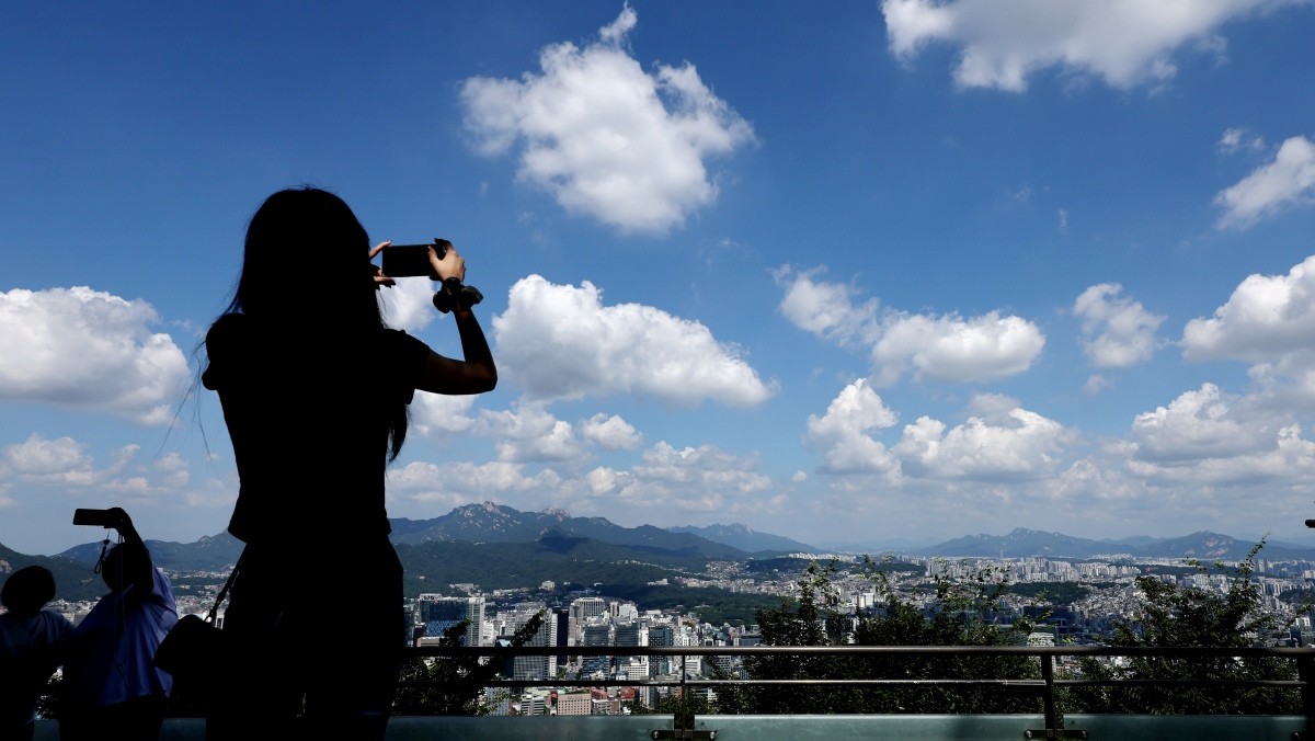 가을 날씨가 찾아온 3일 서울 남산을 찾은 외국인 관광객들이 푸른 하늘 아래 즐거운 시간을 보내고 있다. / 뉴스1