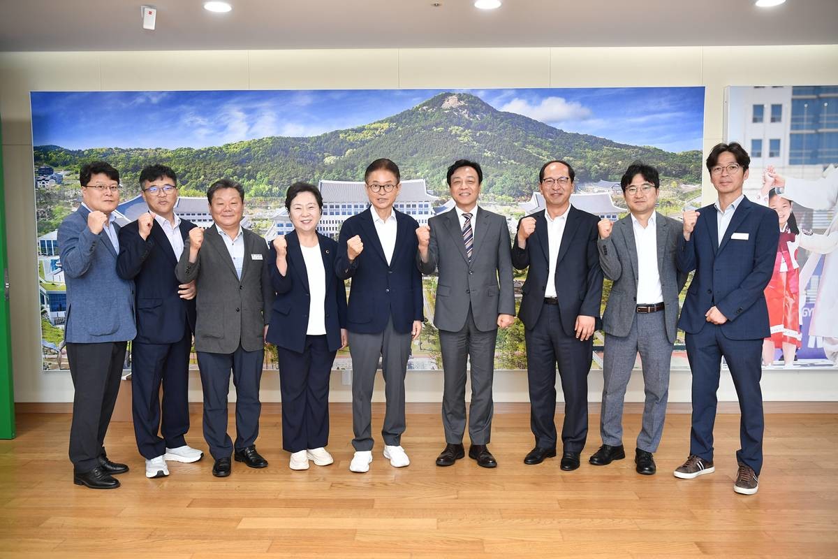 최기영 봉화군수는 지난 4일 경북도청을 방문해 이철우 경북도지사와 면담을 갖고, 2027년도 주요 현안사업의 원활한 추진을 위한 예산 지원과 행정적 협조를 요청했다. 사진은 기념촬영/이하 봉화군