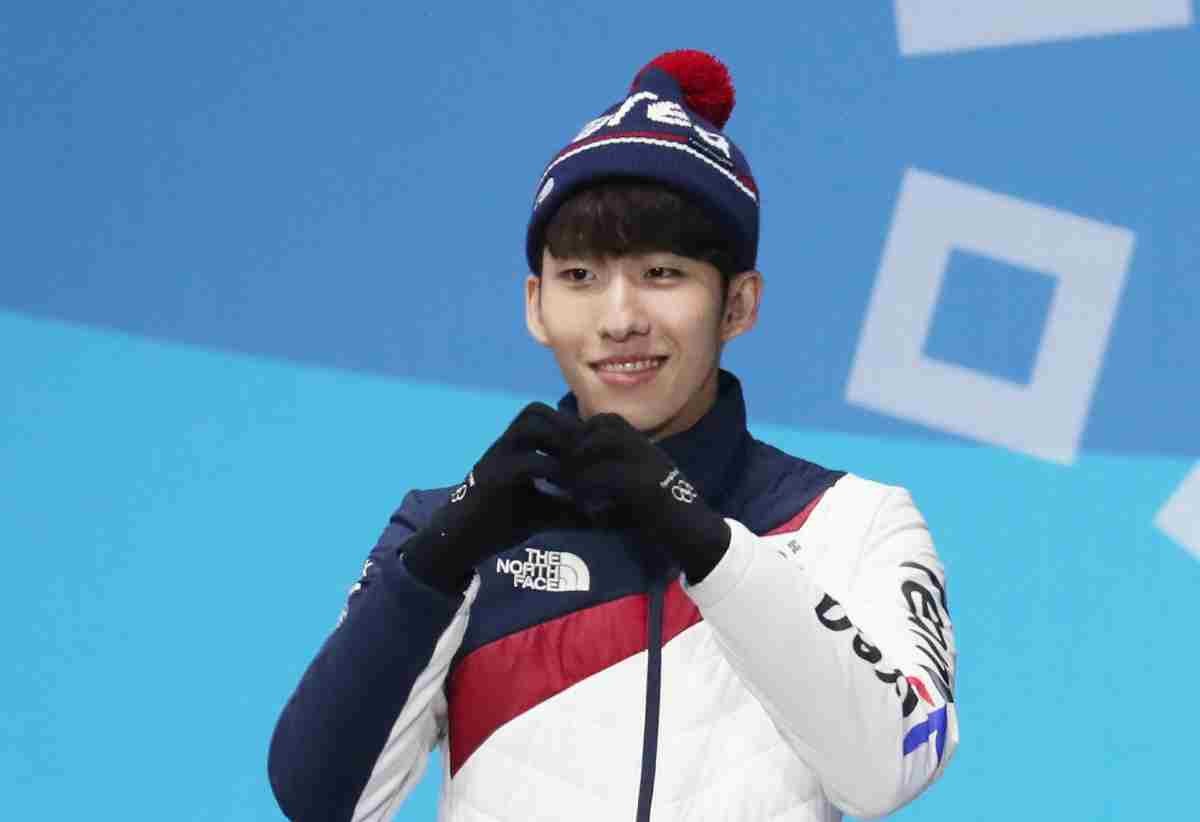 쇼트트랙 스피드 스피드 스케이팅 남자 500m 경기에서 동메달을 획득한 임효준이 2018년 강원도 평창군 메달플라자에서 열린 2018 평창동계올림픽 메달 세리머니에서 시상대에 오르며 세리머니를 하고 있다.  / 뉴스1