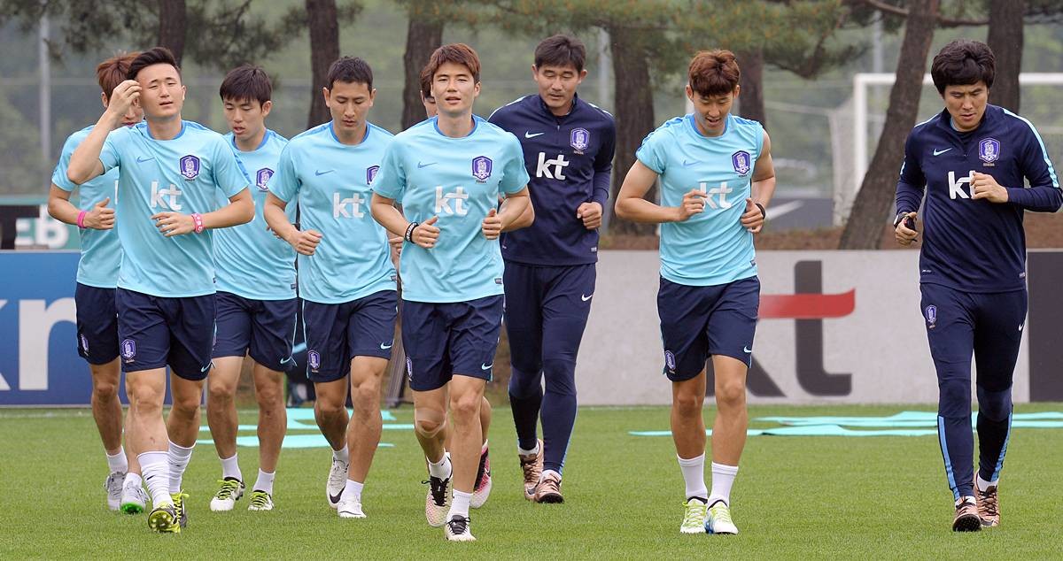 2016년 5월 23일 오전 파주 국가대표 축구트레이닝 센터(NFC)에서 유럽에서 시즌을 마치고 귀국한 손흥민(트트넘)과 기성용(스완지 시티), 지동원(아우크스부르크), 윤석영(찰튼에슬레틱), 홍정호(아우크스부르크), 한국영(카타르 SC),임창우(알 와흐다)등이 자청해서 파주NFC에 입소했다. 이들은 스페인, 체코와의 일전을 앞두고 몸 만들기에 들어갔다 / 뉴스1