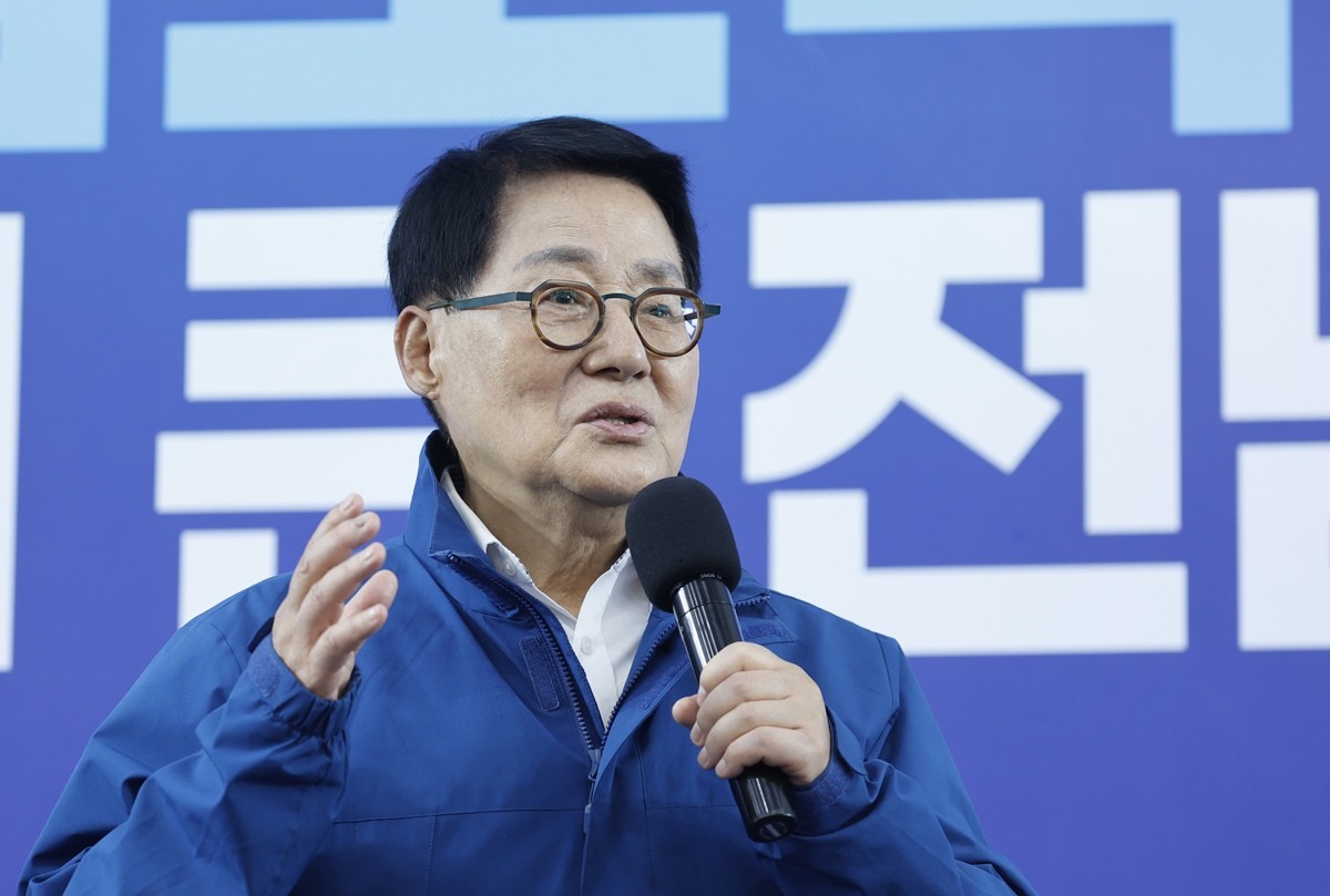 박지원 더불어민주당 의원. 기사 이해를 돕기 위한 자료 사진. 5선 중진인 박지원 더불어민주당 의원이 호르무즈 해협 파병 불가피성을 주장했다. 박지원 의원은 지난 7일 SBS라디오 '김태현의 정치쇼' 인터뷰에서 '비전투 병과라면 (호르무즈 해협에) 어느 정도 파병할 수밖에 없지 않나'라며 '미국과의 관계를 봐서 저는 그 불가피함을 인정하고 있다'라고 밝혔다. 박 의원은 '구체적인 내용은 정부에서 촘촘하게 미국과 협의해야 하지만 무조건 파병을 거부한다거나 파병하더라도 전투 병과를 보내면 앞으로 문제가 되니 잘 검토해야 할 것'이라고 강조했다. / 뉴스1