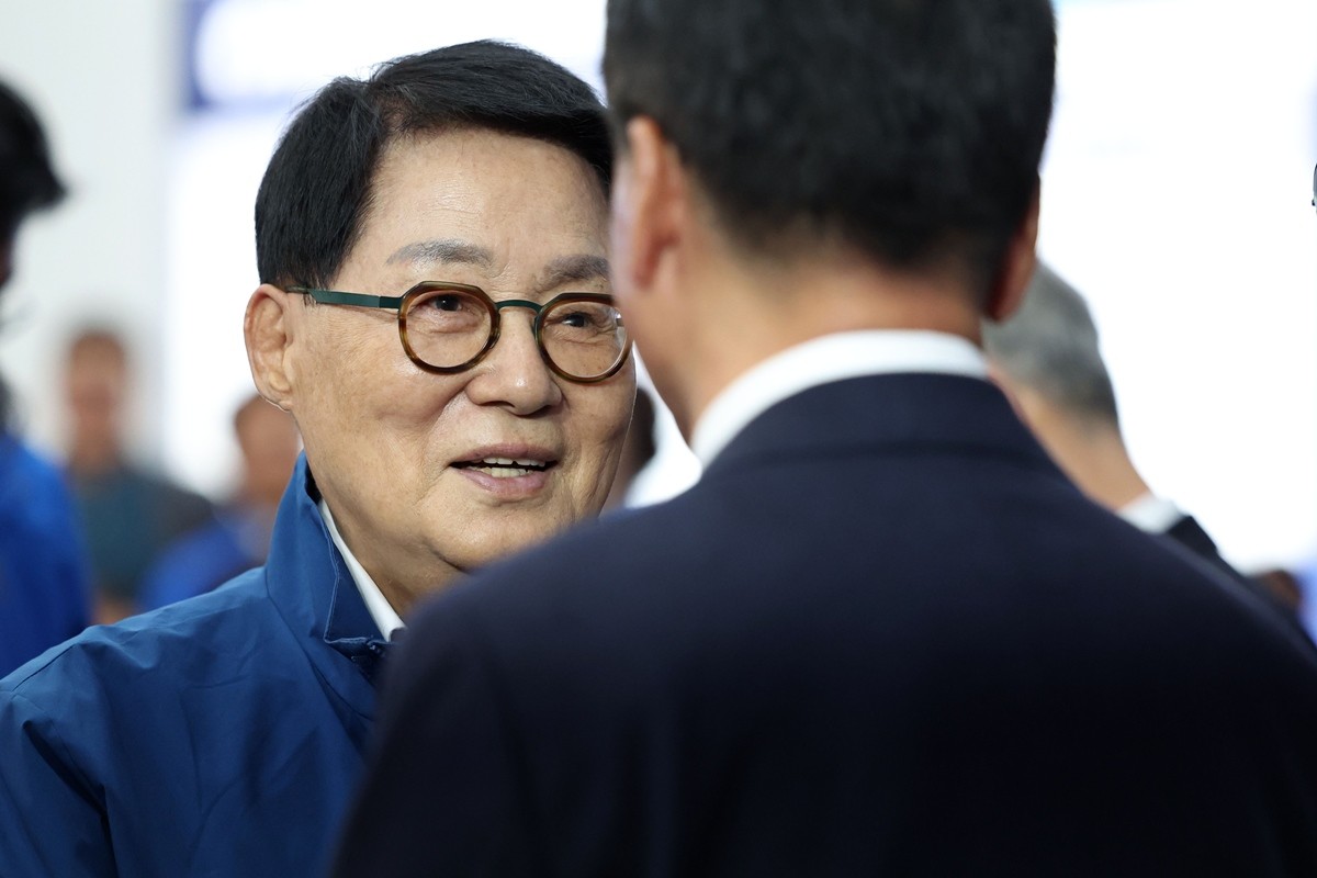 박지원 더불어민주당 의원. 기사 이해를 돕기 위한 자료 사진. 5선 중진인 박지원 더불어민주당 의원이 호르무즈 해협 파병 불가피성을 주장했다. 박지원 의원은 지난 7일 SBS라디오 '김태현의 정치쇼' 인터뷰에서 '비전투 병과라면 (호르무즈 해협에) 어느 정도 파병할 수밖에 없지 않나'라며 '미국과의 관계를 봐서 저는 그 불가피함을 인정하고 있다'라고 밝혔다. 박 의원은 '구체적인 내용은 정부에서 촘촘하게 미국과 협의해야 하지만 무조건 파병을 거부한다거나 파병하더라도 전투 병과를 보내면 앞으로 문제가 되니 잘 검토해야 할 것'이라고 강조했다. / 뉴스1