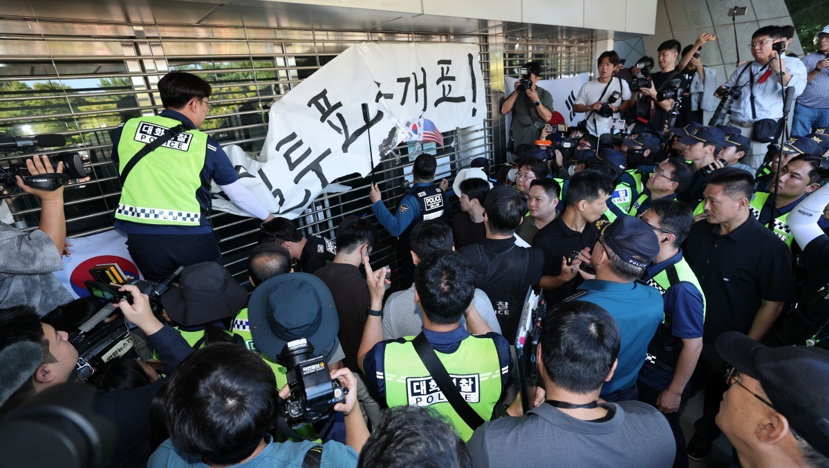 경찰과 대한체육회 관계자가 8일 오전 서울 송파구 올림픽공원 핸드볼경기장에서 진입 시도를 하고 있는 모습 / 뉴스1