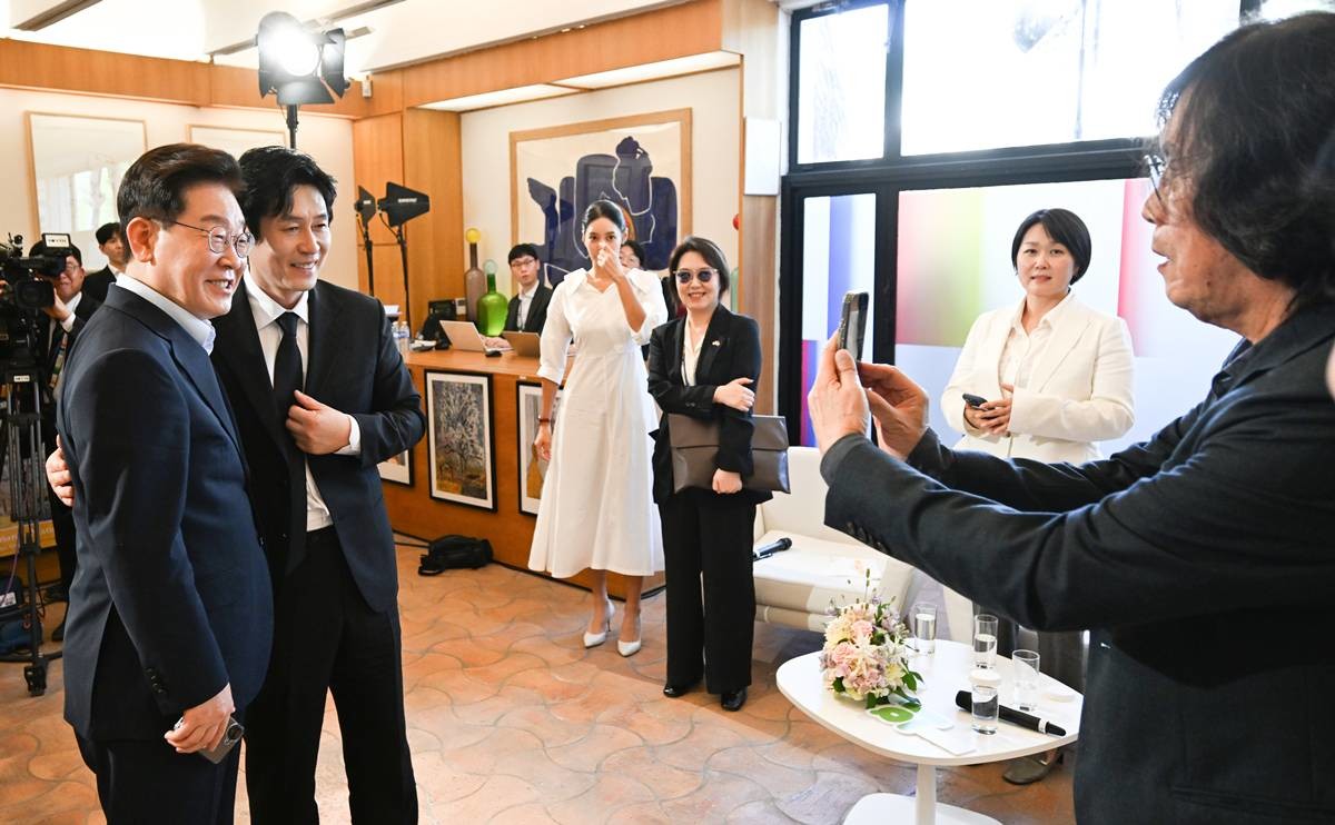 프랑스를 국빈 방문 중인 이재명 대통령이 7일(현지시간) 생폴드방스 매그 재단에서 열린 '뤼미에르 서밋' 영화인과의 대화에서 배우 설경구와 기념촬영을 하고 있다. 오른쪽은 촬영 중인 이창동 감독 / 뉴스1