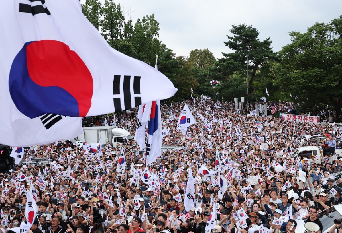 광복절인 지난달 15일 서울 송파구 올림픽공원 핸드볼경기장에서 열린 투표 용지 부족 사태 관련 참정권 수호 집회에 참석한 참가자들이 태극기를 흔들고 있는 모습 / 뉴스1