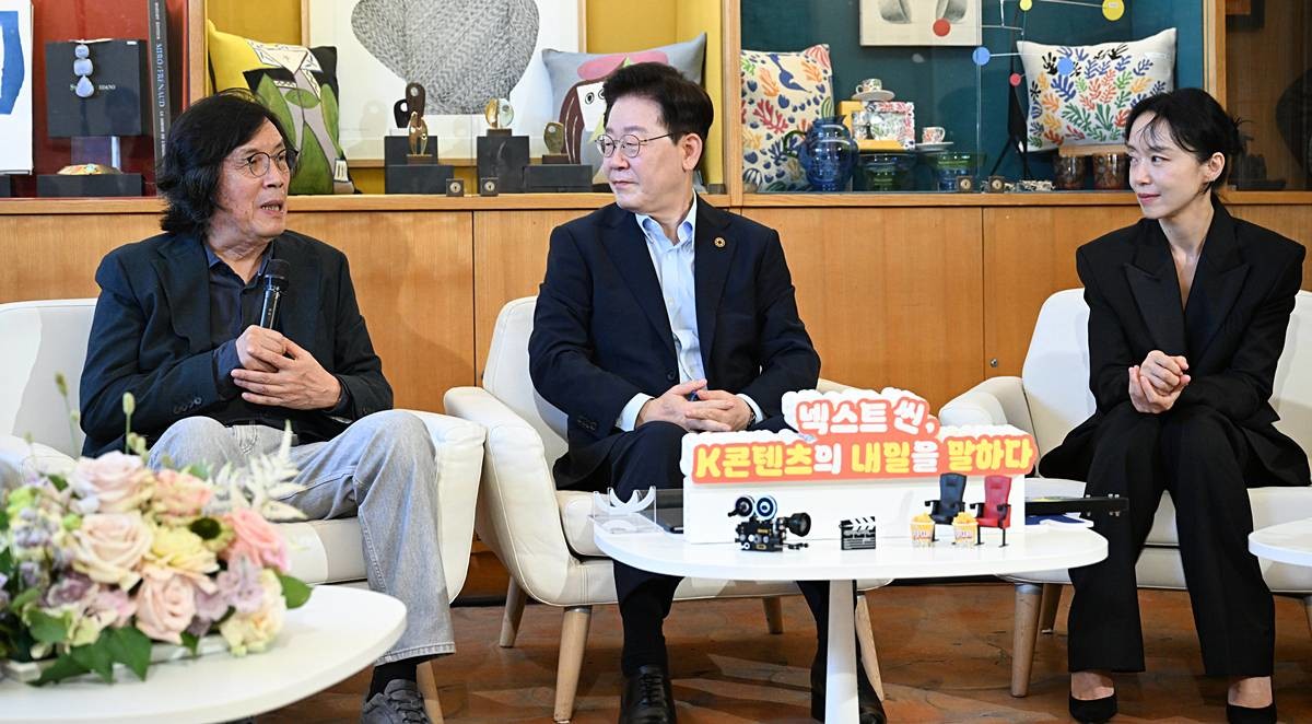 프랑스를 국빈 방문 중인 이재명 대통령이 7일(현지시간) 생폴드방스 매그 재단에서 열린 '뤼미에르 서밋' 영화인과의 대화에서 이창동 감독의 발언을 듣고 있다 / 뉴스1