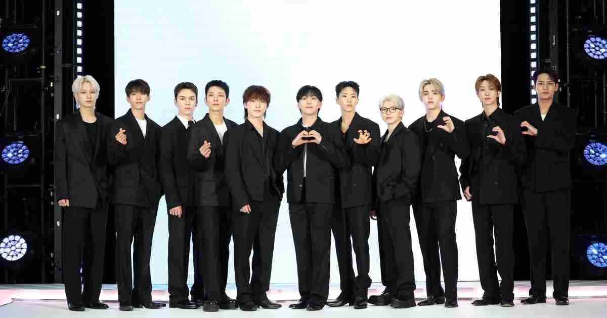 그룹 세븐틴의 준(왼쪽부터)과 도겸, 버논, 조슈아, 디노, 승관, 호시, 우지, 에스쿱스, 디에잇, 민규가 지난해 서울 용산구 한화손해보험 한남사옥에서 열린 에어비앤비 포토행사에 참석해 포즈를 취하고 있다. / 뉴스1