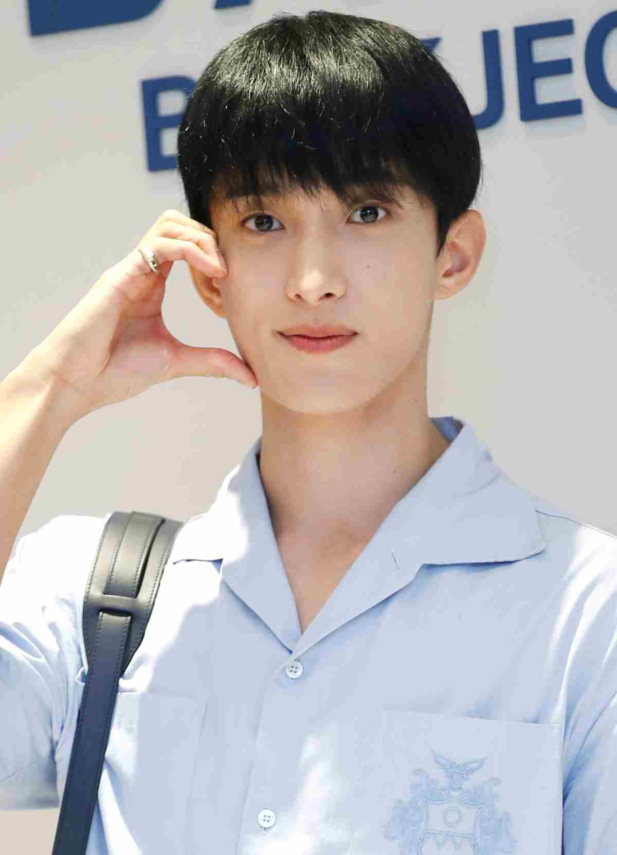 세븐틴 도겸이 2024년 서울 강남구 현대백화점 무역센터점에서 열린 스위스 브랜드 발리(BALLY) BY YK JEONG 캡술 컬렉션 론칭 이벤트에서 포즈를 취하고 있다.   / 뉴스1