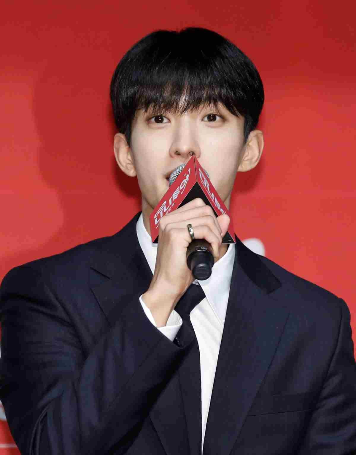 그룹 세븐틴(Seventeen)의 도겸이 2024년 서울 강남구 엘리에나호텔에서 열린 tvN 예능 '나나투어 with 세븐틴' 제작발표회에서 인사말을 하고 있다. / 뉴스1