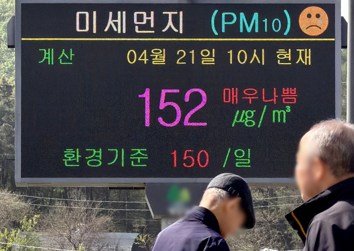기사 이해를 돕기 위한 자료 사진. 기사 내용과 직접적인 관련은 없음. 비흡연 폐암은 담배를 피운 적이 없거나 흡연량이 매우 적은 사람에게 발생하는 폐암을 말한다. 비흡연자에게도 간접흡연, 라돈, 대기오염, 석면과 디젤 배기가스 등 유해물질 노출, 유전적 요인 등이 폐암 위험에 영향을 줄 수 있다. 굽거나 튀기는 등 높은 온도로 조리할 때는 주방 후드를 켜고 창문을 열어 충분히 환기하는 것이 도움이 된다. 기름을 연기가 날 정도로 과열하지 않는 것도 좋다.     미세먼지가 심한 날에는 장시간 야외활동을 줄이고 작업장에서 분진이나 유해 화학물질을 다룰 때는 보호장비를 착용해야 한다. / 뉴스1