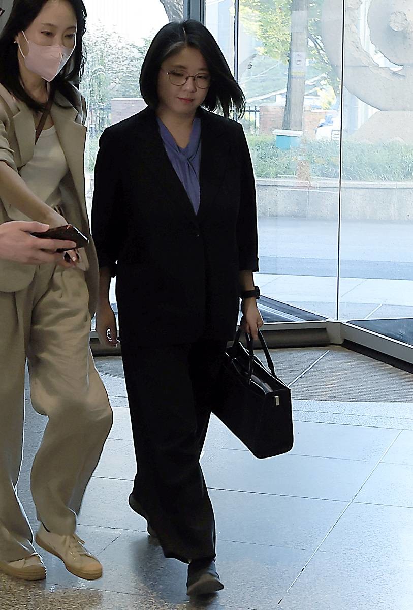 용혜인 성평등가족부 장관 후보자가 8일 서울 서대문구 한국청소년활동진흥원에 마련된 인사청문회 준비 사무실로 출근하고 있다 / 뉴스1