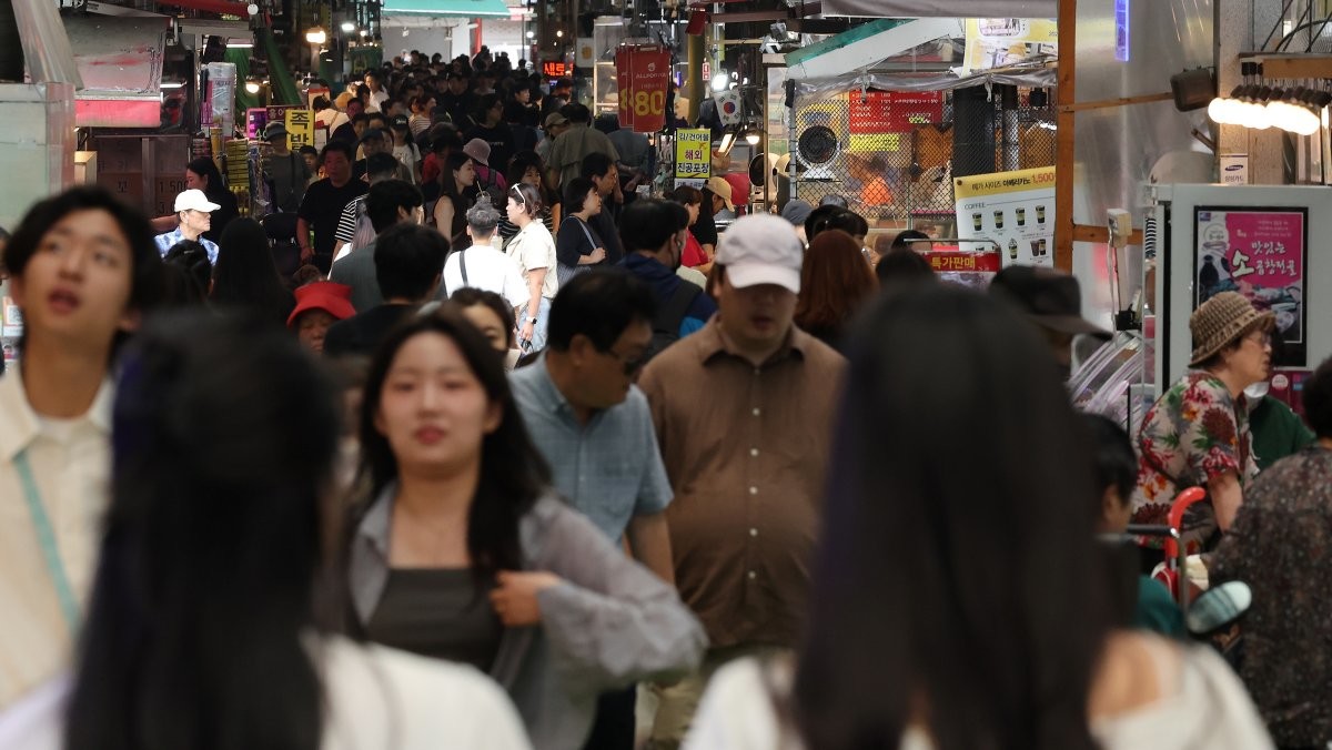 한 전통시장을 구경하는 사람들. / 뉴스1