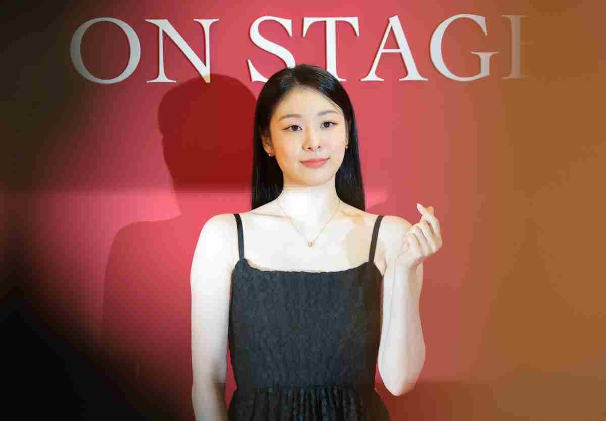 피겨여왕 김연아가 지난 7일 오후 서울 송파구 롯데백화점 잠실점에서 열린 크리스챤 디올 뷰티 ‘루즈 디올 온스테이지 컬렉션’ 팝업 스토어 포토콜 행사에 참석해 포즈를 취하고 있다. / 뉴스1
