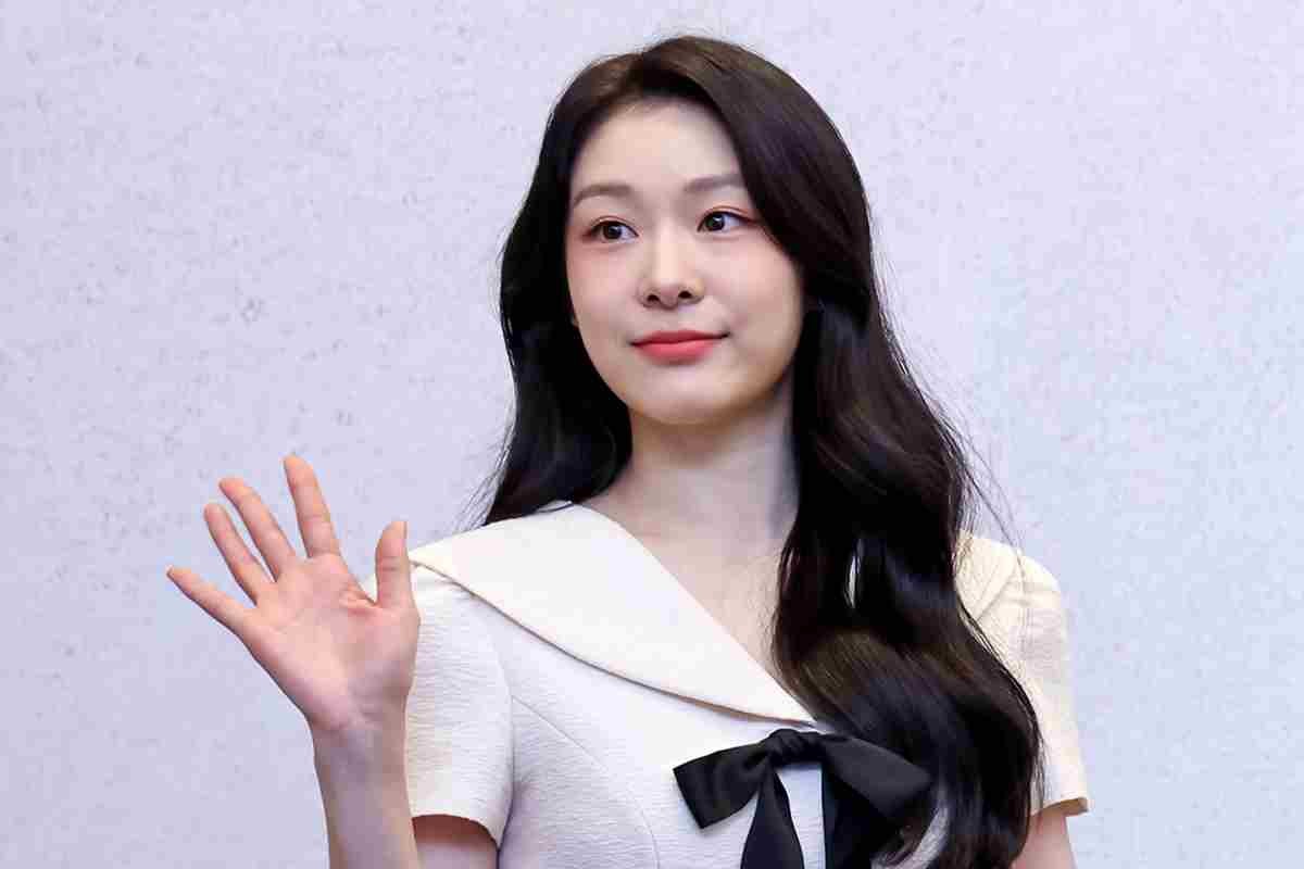 전 피겨스케이트 선수 김연아가 지난해 서울 강남구 인터컨티넨탈 서울 파르나스 호텔에서 열린 '쿠첸 123 밥솥 론칭 기념 미디어데이'에서 포즈를 취하고 있다. / 뉴스1