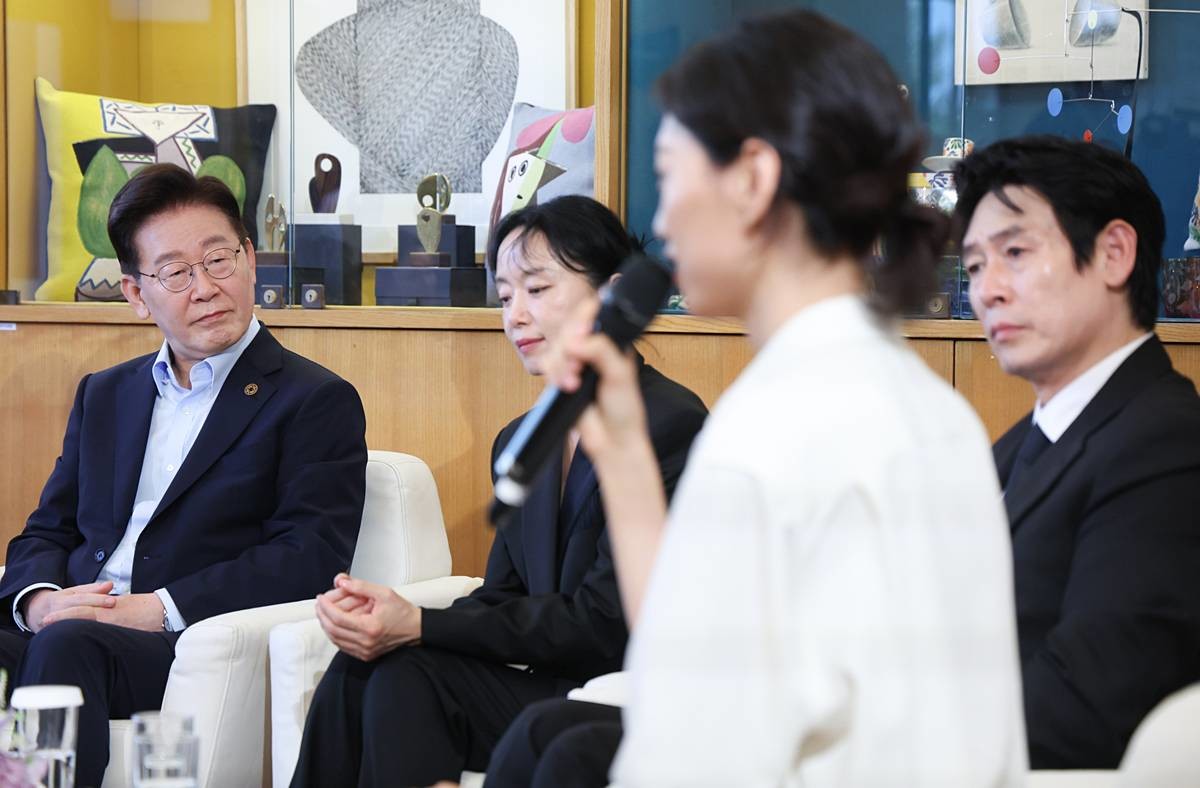 프랑스를 국빈 방문 중인 이재명 대통령이 7일(현지시간) 생폴드방스 매그 재단에서 열린 '뤼미에르 서밋' 영화인과의 대화에서 배우 김도연의 발언을 듣고 있다 / 뉴스1