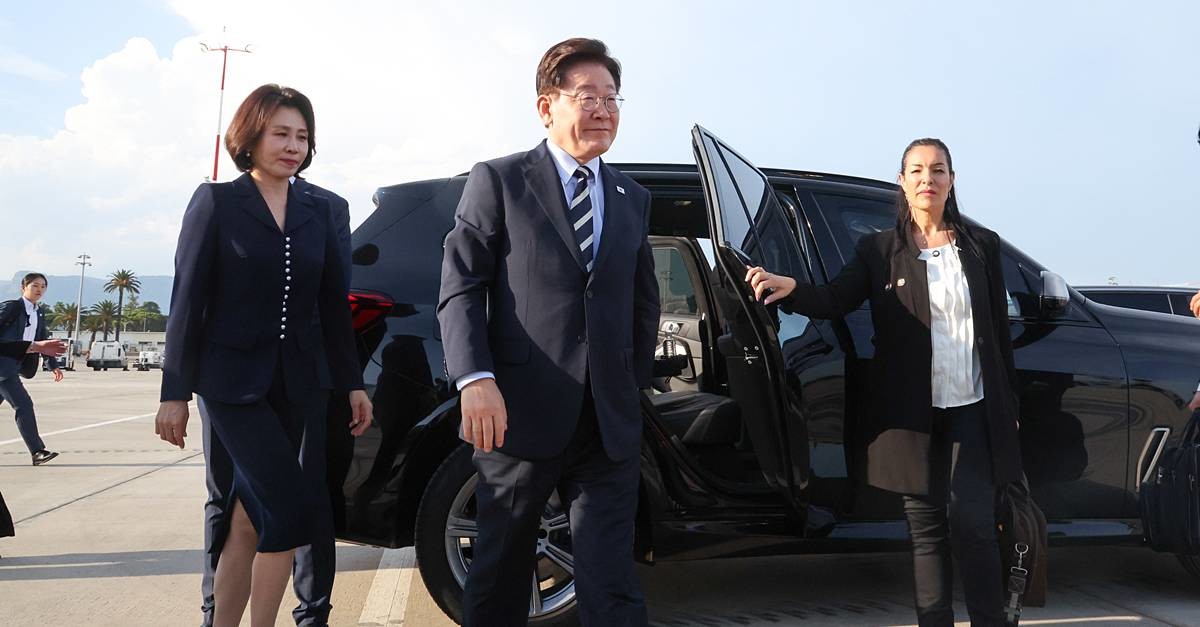 프랑스를 국빈 방문 중인 이재명 대통령과 김혜경 여사가 7일(현지시간) 니스 코트다쥐르 공항에서 파리로 이동하기 위해 공군 1호기로 향하고 있다 / 뉴스1