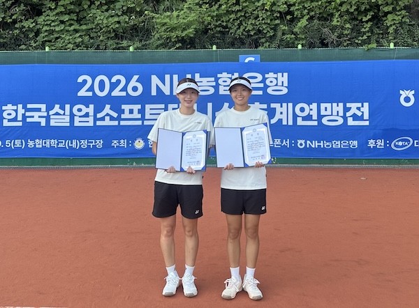 소프트테니스 추계 연맹전 개인복식 우승(왼쪽 최미선, 오른쪽 하야시다 리코) / 순창군