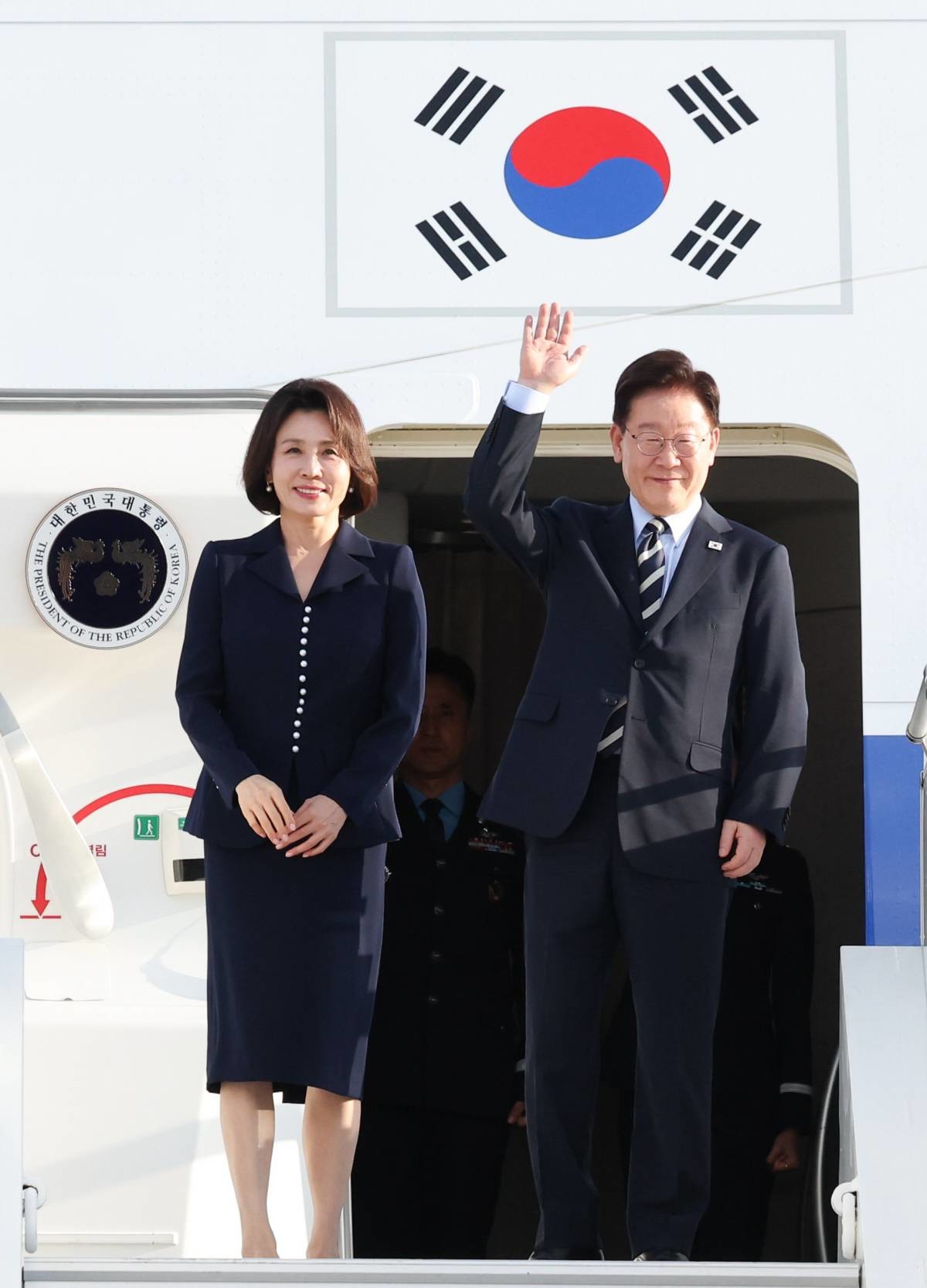 프랑스를 국빈 방문 중인 이재명 대통령과 김혜경 여사가 7일(현지시간) 니스 코트다쥐르 공항에서 파리행 공군 1호기에 올라 환송객에게 인사하고 있다. / 뉴스1