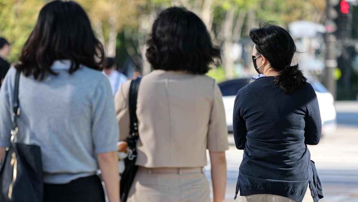 서울 종로구 광화문네거리에서 긴팔 옷을 입은 시민이 길을 지나고 있다. / 뉴스1