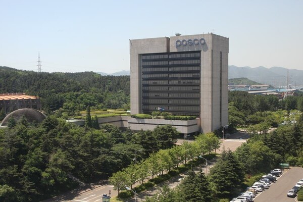 포스코 노사가 임금 협상에서 입장차를 좁히지 못하면서 9일 부분파업 가능성이 커지면서 포항 지역사회의 불안감도 확산하고 있다. 사진은 포스코 본사 전경/포스코