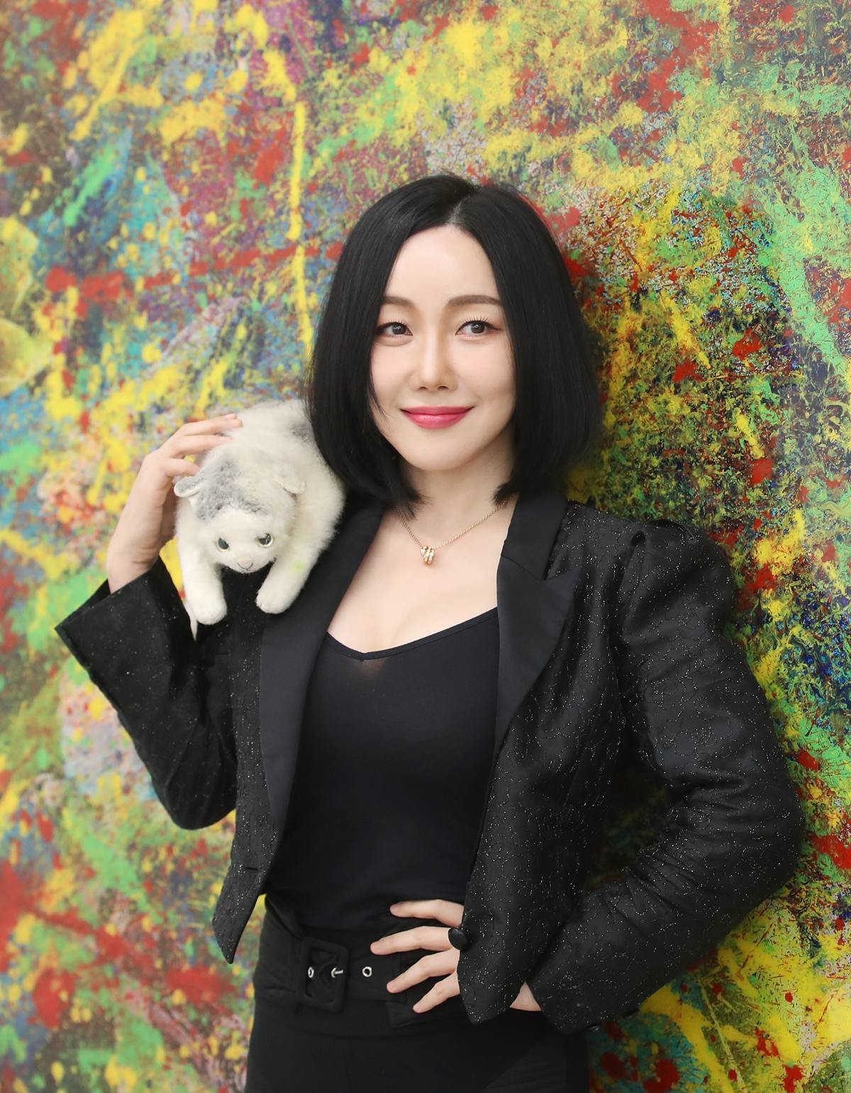 팝아티스트 낸시랭 모습. 기사 이해를 돕기 위한 자료 사진. 팝아티스트 낸시랭 음주운전 사건과 관련해 소속사가 입장을 밝혔다. 낸시랭 측은 음주운전 사실을 시인했다. 낸시랭의 소속사 관계자는 8일 일간스포츠에 “낸시랭이 음주운전을 한 것은 맞다'라고 시인했다. 낸시랭 소속사 관계자는 그러면서 '(낸시랭이) 지인들과 술자리에서 샴페인 2~3잔 정도를 마신 것으로 전해 들었다'라며 '집 근처에서 경찰의 음주단속에 적발된 것'이라고 설명했다.     경찰은 낸시랭을 소환 조사해 음주를 시작한 정확한 시각, 운전 동선 등 구체적인 사건 경위를 파악할 계획이다.     / 뉴스1