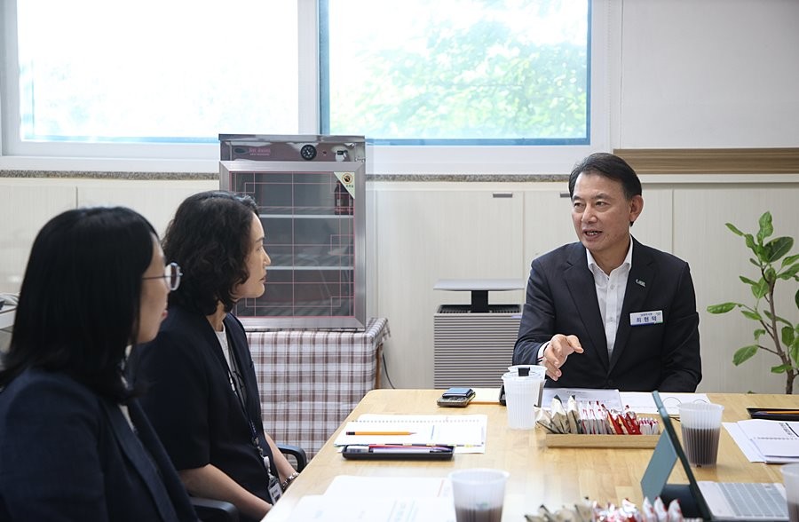 최현덕 시장이 양정동 현장시장실에서 지역 현안과 주요 사업 추진 상황을 점검하고 있다
