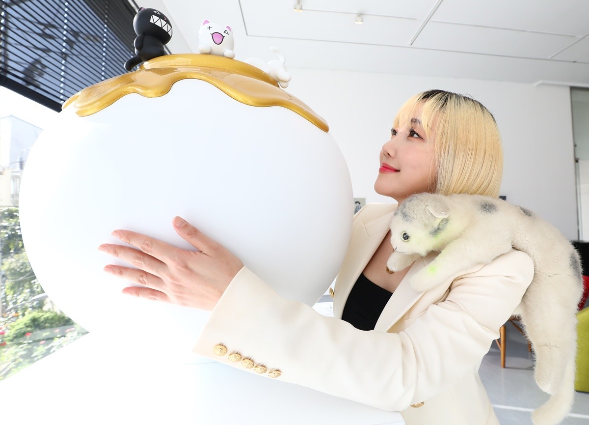 팝아티스트 낸시랭 모습. 기사 이해를 돕기 위한 자료 사진. 팝아티스트 낸시랭 음주운전 사건과 관련해 소속사가 입장을 밝혔다. 낸시랭 측은 음주운전 사실을 시인했다. 낸시랭의 소속사 관계자는 8일 일간스포츠에 “낸시랭이 음주운전을 한 것은 맞다'라고 시인했다. 낸시랭 소속사 관계자는 그러면서 '(낸시랭이) 지인들과 술자리에서 샴페인 2~3잔 정도를 마신 것으로 전해 들었다'라며 '집 근처에서 경찰의 음주단속에 적발된 것'이라고 설명했다.     경찰은 낸시랭을 소환 조사해 음주를 시작한 정확한 시각, 운전 동선 등 구체적인 사건 경위를 파악할 계획이다.     / 뉴스1