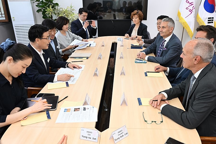 김원기 의정부시장이 시청을 방문한 미국 웨스트버지니아주 대표단과 ㈜운트바이오의 미국 시장 진출 및 대미 투자 협력 방안을 논의하고 있다
