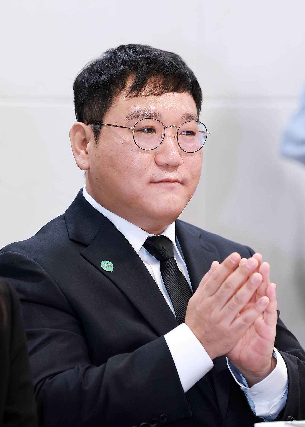 용혜인 성평등가족부 장관 후보자의 남편 박기홍 기본소득당 최고위원이 7일 서울 여의도 기본소득당사에서 열린 최고위원회의에 참석해 박수를 치고 있다. / 뉴스1