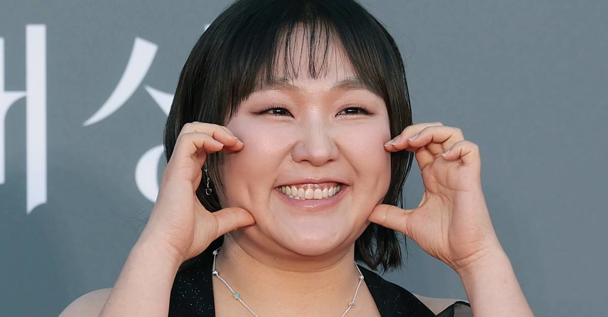 방송인 이수지가 지난 5월 8일 서울 강남구 코엑스에서 열린 ‘제62회 백상예술대상’ 레드카펫 행사에 참석해 포즈를 취하고 있다 / 뉴스1