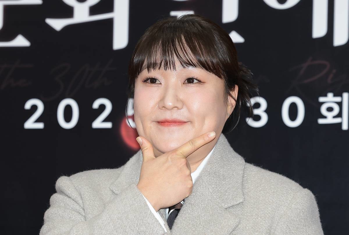 방송인 이수지가 지난해 12월 9일 서울 강남구 한국과학기술회관에서 열린 제30회 소비자의 날 KCA 문화연예 시상식에 참석해 포즈를 취하고 있다 / 뉴스1